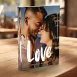 Moderne Liebe Hochzeit einer einfachen Kalligrafie Fotoblock<br><div class="desc">Süßer und einfacher Sake für alle Ehepaare oder Neuvermählten,  mit moderner Script-Kalligrafie-LIEBE über Ihre individuelle Namen und dunklem Farbverlauf,  um die Typografie zu heben. Das Foto ist für Hochzeit und Verlobung sehr beliebt.</div>