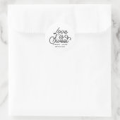 Moderne Liebe ist Sweet Bold Calligraphy Script Runder Aufkleber (Tasche)