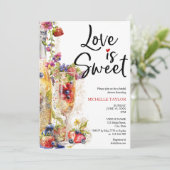 Moderne Liebe ist Sweet Summer Champagne Strawberr Einladung (Stehend Vorderseite)