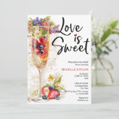 Moderne Liebe ist Sweet Summer Champagne Strawberr Einladung (Stehend Vorderseite)