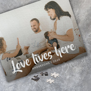 Moderne Liebe lebt hier Familienfoto-Datum Andenke Puzzle
