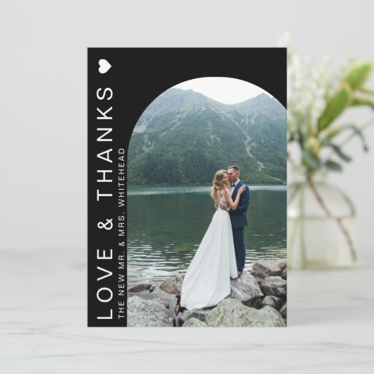 Moderne Liebe Schwarz Dankeskarte (Stehend Vorderseite)