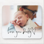 Moderne Liebe You Daddy Script Name Foto Overlay Mousepad<br><div class="desc">Moderne Liebe Sie Daddy Script Name Informal Foto Overlay. Ein praktisches Geschenk für Väter,  ersetzen Sie einfach das Beispiel-Foto mit Ihrem eigenen,  das über dem Set Typografie Liebe You Daddy und Herzmotiv ist.</div>