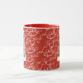 Moderne Liebesschrift Paar Foto Custom Initial  Tasse (Zentrum)