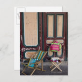 Moderne Liegestühle und Strandtaschen zum Verkauf Postkarte (Vorne/Hinten)