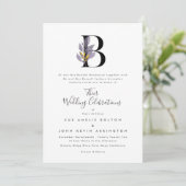 Moderne Lila Alphabet 'B' Monogram Wedding Einladung (Stehend Vorderseite)