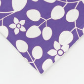 Moderne Lila Blume mit Blumenzweigen Fleecedecke (Ecke)