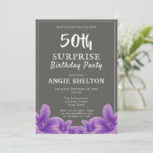 Moderne Lila Blumenpartei 50. Überraschung Geburts Einladung (Stehend Vorderseite)