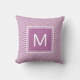 Moderne Lila Chevronen mit Monogramm Kissen