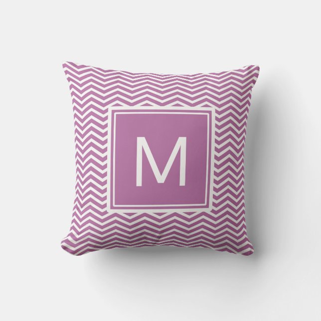 Moderne Lila Chevronen mit Monogramm Kissen (Vorderseite)