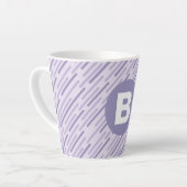 Moderne Lila Diagonalstreifen Monogramm Milchtasse (Linke Ecke)