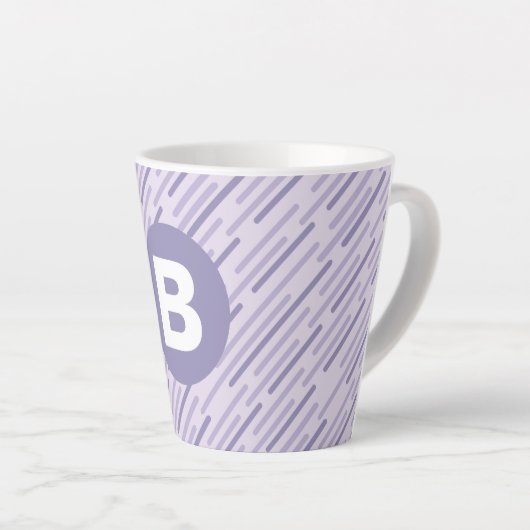 Moderne Lila Diagonalstreifen Monogramm Milchtasse (Rechte Ecke)