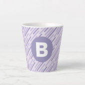 Moderne Lila Diagonalstreifen Monogramm Milchtasse (Vorderseite)