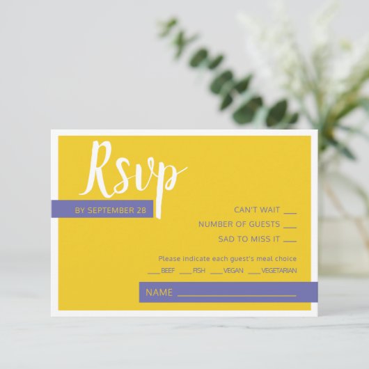 Moderne lila-gelbe Hochzeit minimal RSVP Karte (Stehend Vorderseite)