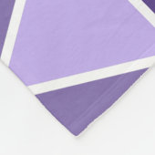 Moderne Lila geometrische Dreiecke Fleecedecke (Ecke)