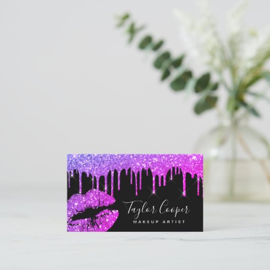 Moderne lila Glitzer-Lippen Makeup-Künstler Visitenkarte (Stehend Vorderseite)