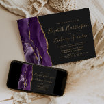 Moderne Lila Goldvorstellung Einladung<br><div class="desc">Der links Rand dieser eleganten,  modernen Hochzeitseinladung zeichnet sich durch eine lila Aquarellgrenze aus,  die mit Imitaten mit goldenem Glitzer bestickt wurde. Der anpassbare Text kombiniert goldfarbene Handschrift,  Copperplate und kursiv Schriftart auf dunkelkohlegrauem Hintergrund. Auf der Rückseite ist ein lila und goldenes Design zu sehen.</div>