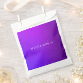 Moderne Lila Gradientenbezeichnung und Monogramm Geschenktütchen (Ausgeschnitten)