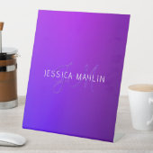 Moderne Lila Gradientenbezeichnung und Monogramm Sockelschild (In Situ)