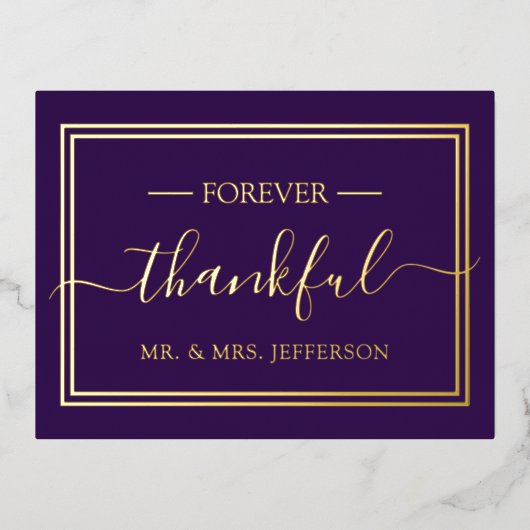 Moderne Lila Hochzeit Mr. & Mrs. Folie Einladungspostkarte (Vorderseite)