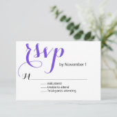 Moderne Lila Hochzeitskarte RSVP Karte (Stehend Vorderseite)