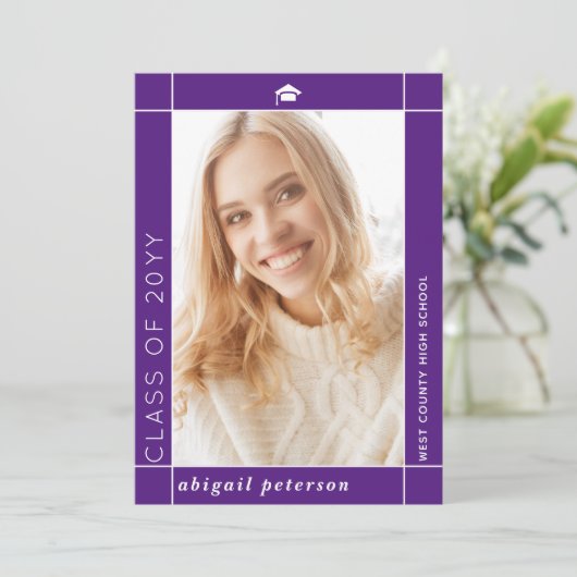 Moderne lila Klasse 2025 Abschluss Foto Ankündigung (Stehend Vorderseite)