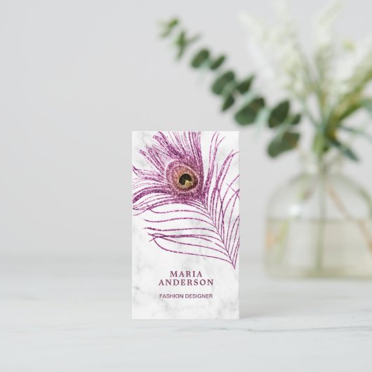 Moderne Lila Pfauenfeder aus weißem Marmor Visitenkarte (Stehend Vorderseite)