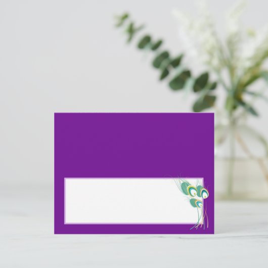 Moderne Lila Pfauenhochzeit, schriftliche Platzkar Postkarte (Stehend Vorderseite)
