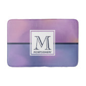 Moderne Lila-rosa Abstrakte Monogramm Badematte (Vorderseite)