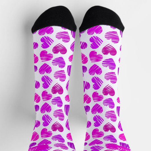 Moderne Lila rosa Doodled Hearts Valentine Name Socken (Oben)