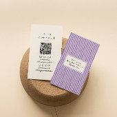 Moderne Lila Stripes Trendy QR Code Visitenkarte