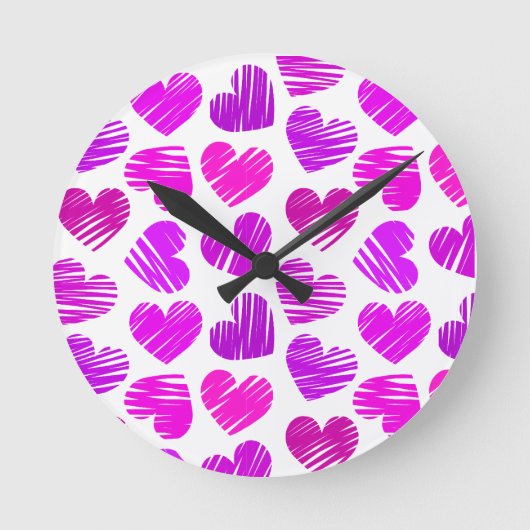 Moderne Lila und rosa Doodled Hearts Valentine Runde Wanduhr (Vorderseite)