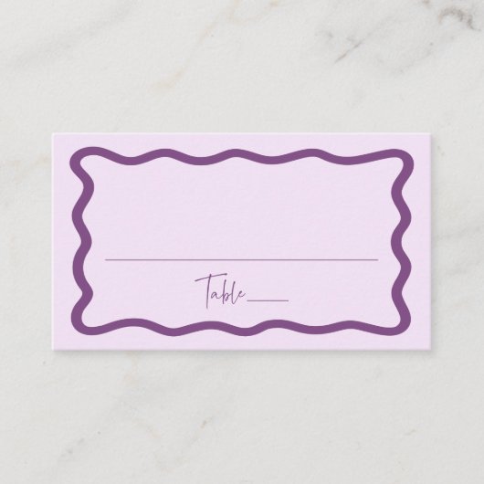 Moderne Lila Wavy Frame Wedding Platzkarte (Vorderseite)
