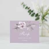 Moderne Lila Winterblumenhochzeit RSVP Postkarte (Stehend Vorderseite)