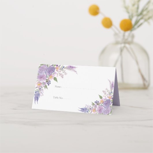Moderne Lilac Lavender Mauve Script Floral Wedding Platzkarte (Vorderseite)