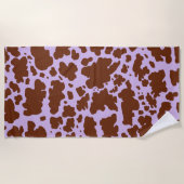 Moderne Lilac-Lila und braune Kuhhautdrucke Strandtuch (Vorderseite)