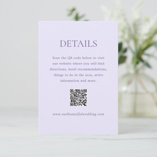 Moderne Lilac QR Code Elegante Hochzeit Begleitkarte (Stehend Vorderseite)