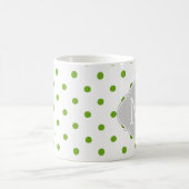 Moderne Limone grüne Polka-Punkte mit Monogramm Kaffeetasse (Mittel)