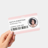 Moderne Logo-Barcode-Blush-Pink-Mitarbeiter-Foto-I Ausweis (Handheld)