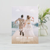 Moderne lustige Fotohochzeit Einladung (Stehend Vorderseite)