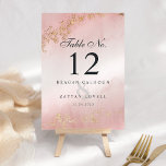 Moderne Luxe Gold Flecks Blush Pink Mist Hochzeit Tischnummer<br><div class="desc">Mit diesen raffinierten Tischnummern stärken Sie Ihren Hochzeitsempfang. Das moderne Design besticht durch eine sanfte, rot-grüne Aquarellwäsche mit zarten Goldflecken und schafft einen subtilen und dennoch auffälligen Effekt. Diese individuell gestaltbaren Karten vereinen zeitgenössischen Stil und eine Touch an Opulenz mühelos und machen sie zum perfekten Begleiter für Ihren besonderen Tag....</div>