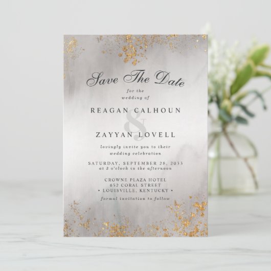 Moderne Luxe Gold Flecks Grau Mist Save the Date (Stehend Vorderseite)