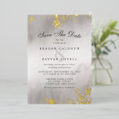 Moderne Luxe Gold Flecks Grau Mist Save the Date Folieneinladung (Stehend vorne)