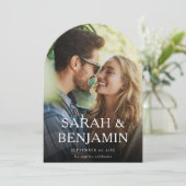 Moderne M Foto Vertikal Chic Save the Date Arc Einladung (Stehend Vorderseite)