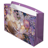 Moderne Malerei Weihnachtsbaum Lila Dekorationen Große Geschenktüte (Rückseite Schrägansicht)