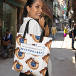 Moderne Mama macht das Beste aus Pancakes Tasche<br><div class="desc">Sie suchen ein einzigartiges und personalisiertes Geschenk für die Mama,  die kochen Lieben? Karo in unserer "Moderne Mama macht die besten Pfannkuchen" Geschenksammlung auf Zazzle! Diese Kollektion bietet eine Vielzahl von Produkten mit einem lustigen und spielerischen Pancake-Design,  darunter Schürze,  Totensäcke,  Kaffeetassen und vieles mehr.</div>