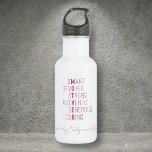 Moderne Mama Mutterwortkinder tragen handgeschrieb Edelstahlflasche<br><div class="desc">Stilvolle und moderne Mutterdefinition im Kreuzworträtsel-Stil mit Wörtern, die eine Mutter in minimalistisch staubigen Rose Typografie definieren und handgeschriebene Schrift mit personalisierter Botschaft. "Mutter" verbirgt sich in diesen liebevollen und bestärkenden Worten: Klug, engagiert, stark, authentisch, großzügig, Gekümmert. Unten können Sie eine personalisierte Nachricht für Mama, wie die Namen der Kinder...</div>