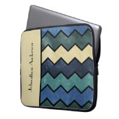 Moderne Manly Blue Chevrons mit Namen Laptopschutzhülle (Vorderseite Links)