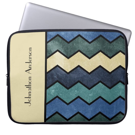 Moderne Manly Blue Chevrons mit Namen Laptopschutzhülle (Vorderseite)