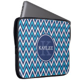 Moderne Marine Aqua Blue Zickzack & Monogram Laptopschutzhülle (Vorne Rechts)